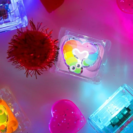 Leuchtende Sinnes-Würfel für Wasser 6er-Pack Love Bugs von Glo Pals – 6 Leuchtwürfel fürs Bad