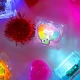 Leuchtende Sinnes-Würfel für Wasser 6er-Pack Love Bugs von Glo Pals – 6 Leuchtwürfel fürs Bad