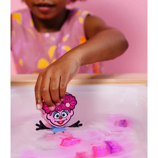 Glo Pals Set Abby-Figur und 2 sensorische Wasserwürfel – ein leuchtendes Badespielzeug für Kinder.