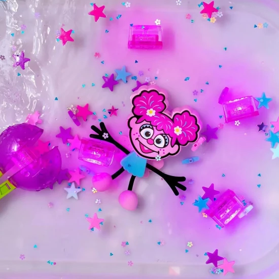 Glo Pals Set Abby-Figur und 2 sensorische Wasserwürfel – ein leuchtendes Badespielzeug für Kinder.