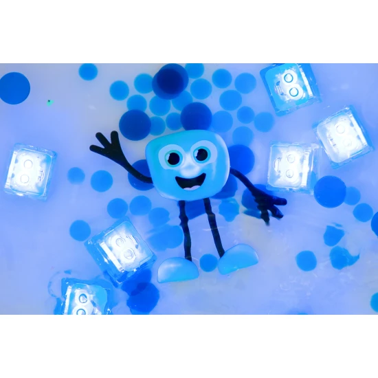 Glo Pals Set Blair-Figur und 2 sensorische Wasserwürfel – ein leuchtendes Badespielzeug für Kinder.
