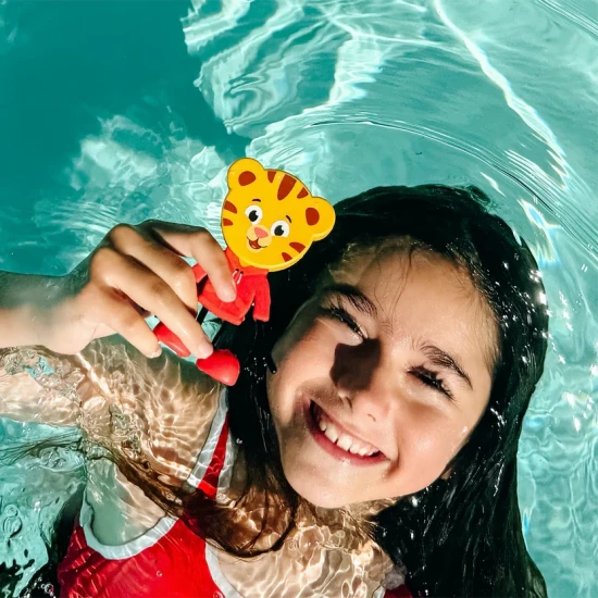 Glo Pals Set Daniel Tiger-Figur und 2 sensorische Wasserwürfel – ein leuchtendes Badespielzeug für Kinder.