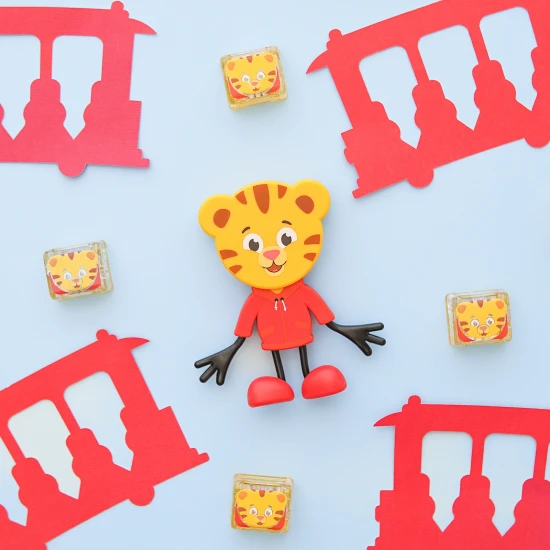 Glo Pals Set Daniel Tiger-Figur und 2 sensorische Wasserwürfel – ein leuchtendes Badespielzeug für Kinder.