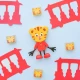 Glo Pals Set Daniel Tiger-Figur und 2 sensorische Wasserwürfel – ein leuchtendes Badespielzeug für Kinder.