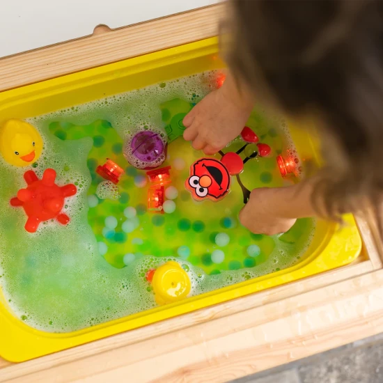 Glo Pals Set Elmo-Figur und 2 sensorische Wasserwürfel – ein leuchtendes Badespielzeug für Kinder.