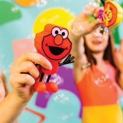 Set aus Elmo-Figur und 2 sensorischen, leuchtenden Wasserwürfeln