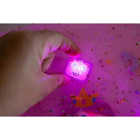 Glo Pals Set Princess-Figur und 2 sensorische Wasserwürfel – ein leuchtendes Badespielzeug für Kinder.