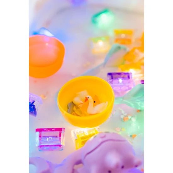 Glo Pals Sensory Bottle Honey Bee: ein leuchtendes Spielzeug für Kinder mit gelb Design.