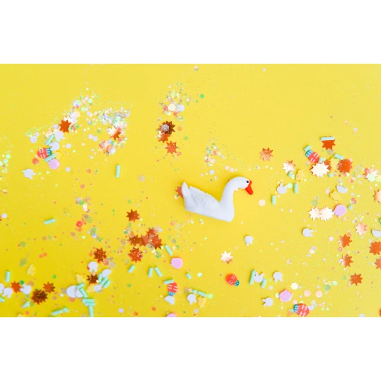 Glo Pals Sensory Bottle Honey Bee: ein leuchtendes Spielzeug für Kinder mit gelb Design.