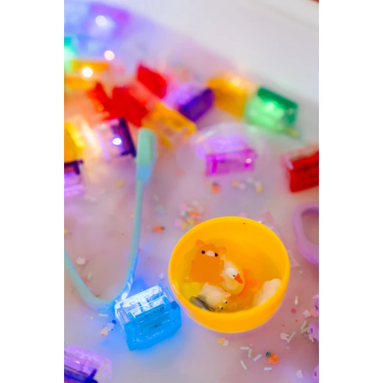 Glo Pals Sensory Bottle Honey Bee: ein leuchtendes Spielzeug für Kinder mit gelb Design.