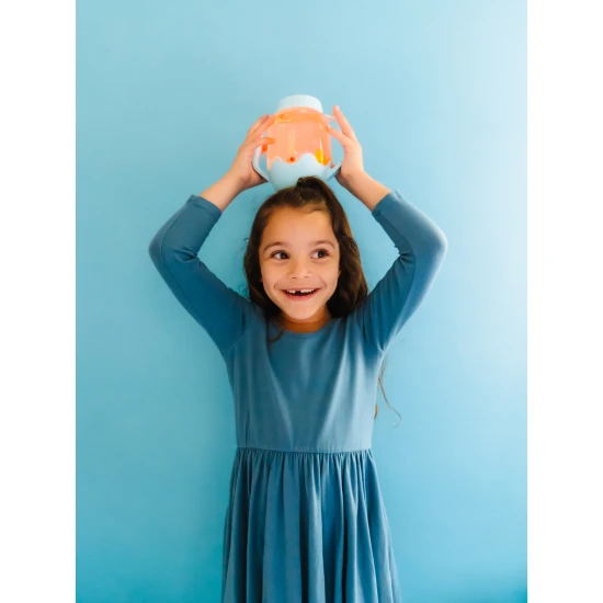 Glo Pals Sensory Bottle Frosty blue: ein leuchtendes Spielzeug für Kinder mit blau Design.