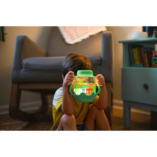 Glo Pals Sensory Bottle Lucky Charm: ein leuchtendes Spielzeug für Kinder mit grün Design.