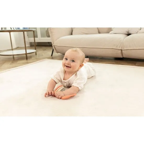 Beigefarbener Kinderteppich für sicheres und komfortables Spielen.