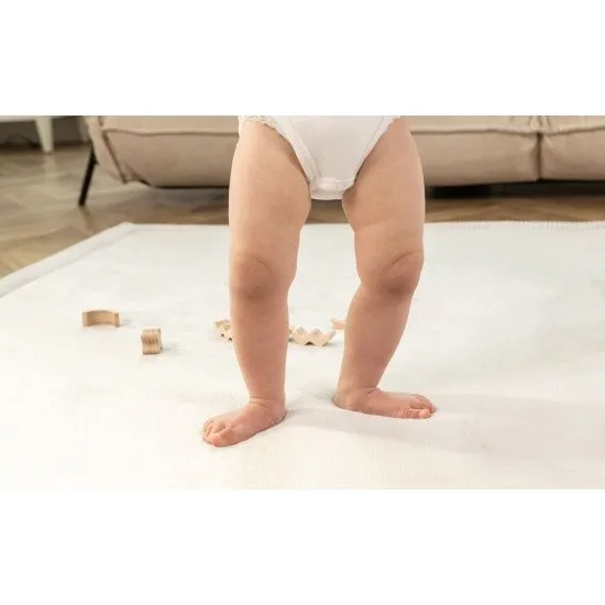 Kinderteppich in grauer Farbe für sicheres und bequemes Spielen.