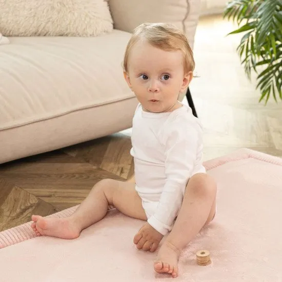 Kinderteppich in Rosa für sicheres und bequemes Spielen.