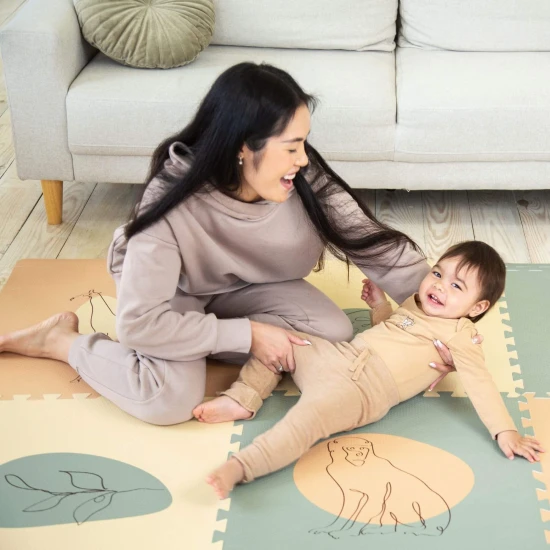 Verspielte und bequeme Puzzlematte zum Spielen und Klettern.