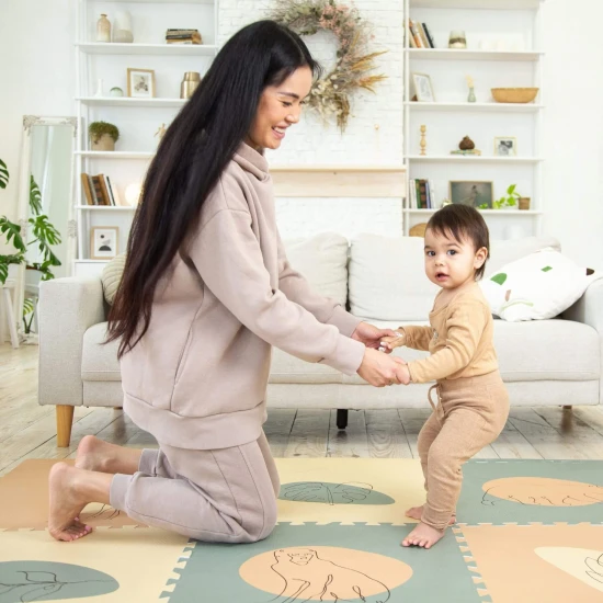 Verspielte und bequeme Puzzlematte zum Spielen und Klettern.