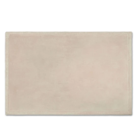 Beigefarbener Kinderteppich für sicheres und komfortables Spielen.