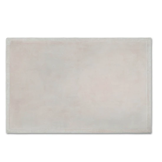 Kinderteppich in grauer Farbe für sicheres und bequemes Spielen.