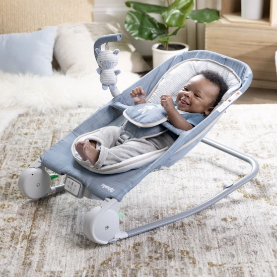 Vibrierende Massagewippe mit Melodie Happy Belly™ Rock-to-Bounce Chambray 0M+ bis 9 kg Vibrierende Massagewippe mit Melodie Happy Belly™ Rock-to-Bounce Chambray 0M+ bis 9 kg Ingenuity 16854-2