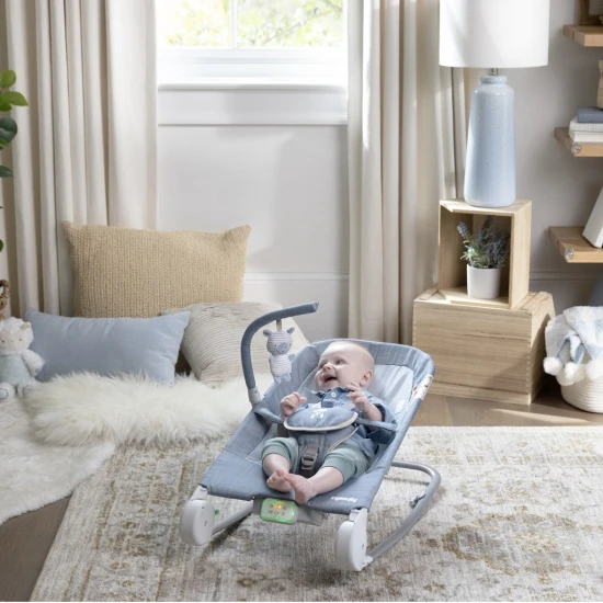 Vibrierende Massagewippe mit Melodie Happy Belly™ Rock-to-Bounce Chambray 0M+ bis 9 kg Vibrierende Massagewippe mit Melodie Happy Belly™ Rock-to-Bounce Chambray 0M+ bis 9 kg Ingenuity 16854-2
