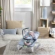 Vibrierende Massagewippe mit Melodie Happy Belly™ Rock-to-Bounce Chambray 0M+ bis 9 kg Vibrierende Massagewippe mit Melodie Happy Belly™ Rock-to-Bounce Chambray 0M+ bis 9 kg Ingenuity 16854-2