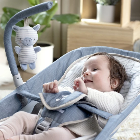 Vibrierende Massagewippe mit Melodie Happy Belly™ Rock-to-Bounce Chambray 0M+ bis 9 kg Vibrierende Massagewippe mit Melodie Happy Belly™ Rock-to-Bounce Chambray 0M+ bis 9 kg Ingenuity 16854-2