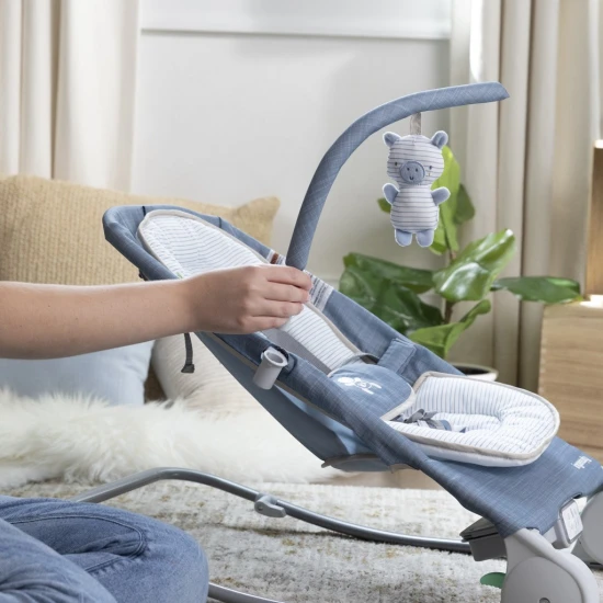 Vibrierende Massagewippe mit Melodie Happy Belly™ Rock-to-Bounce Chambray 0M+ bis 9 kg Vibrierende Massagewippe mit Melodie Happy Belly™ Rock-to-Bounce Chambray 0M+ bis 9 kg Ingenuity 16854-2