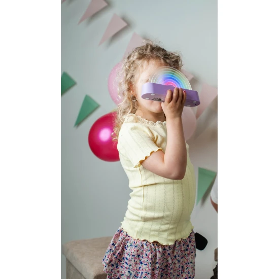 Die tanzende Regenbogenlampe in Blau wechselt im Rhythmus der Musik ihre Farbe.