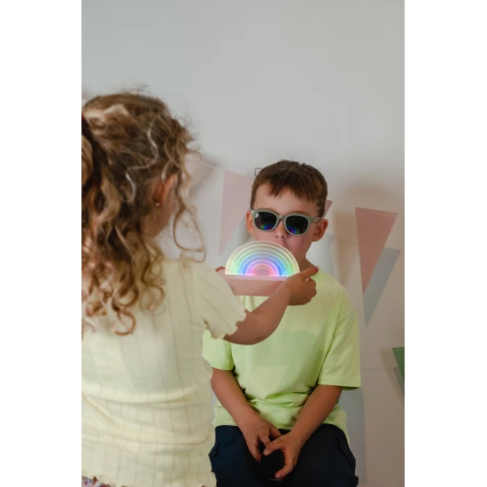 Die tanzende Regenbogenlampe in Blau wechselt im Rhythmus der Musik ihre Farbe.