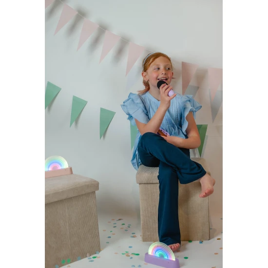 Die tanzende Regenbogenlampe in Blau wechselt im Rhythmus der Musik ihre Farbe.