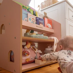 Montessori-Bücherregal in Hausform aus MDF Montessori-Bücherregal in Hausform aus MDF