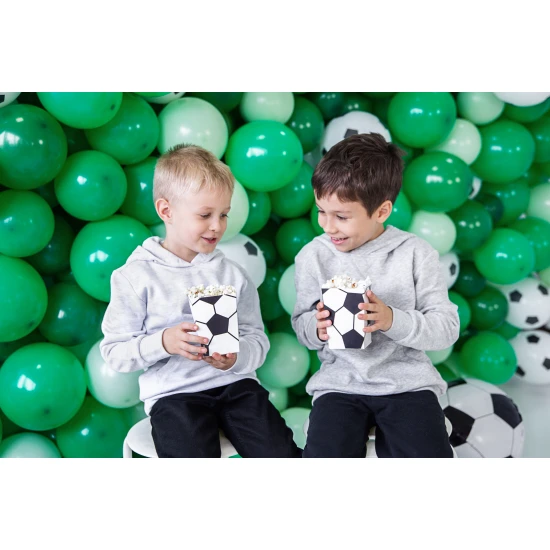 Kleine Snackboxen mit Fußbällen.