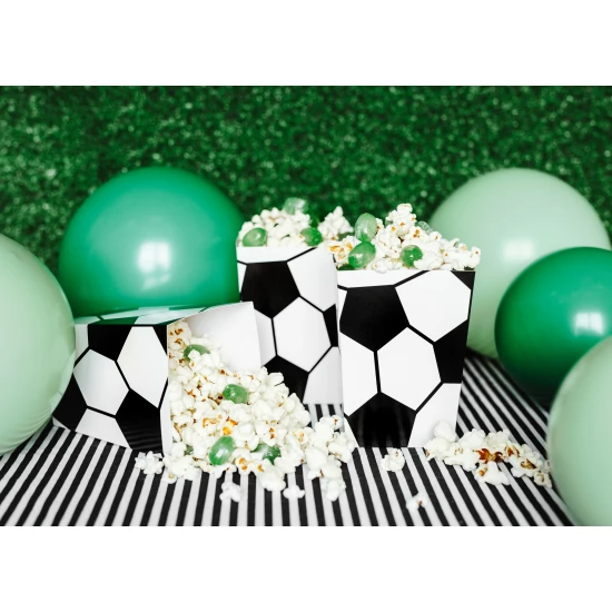 Kleine Snackboxen mit Fußbällen.