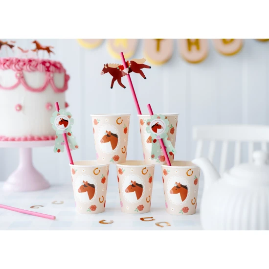 Für eine Feier eignen sich Pappbecher mit Pferdemotiv.