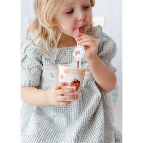 Für eine Feier eignen sich Pappbecher mit Pferdemotiv.