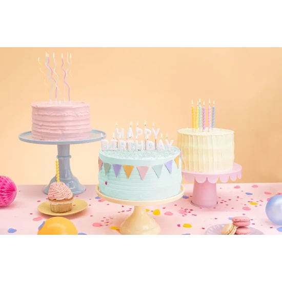 Kerzen mit der Aufschrift Happy Birthday - 13 Stück Geburtstagskerzen auf der Torte