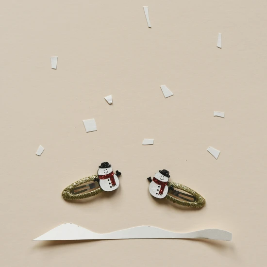 Haarspangen mit Weihnachtsmotiv und Schneemann-Design.