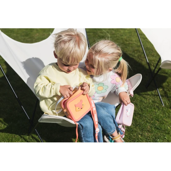 Silikontasche zum sicheren Transport der Kamera.