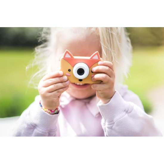 Die Kameraabdeckungen von Zoo Friends bieten Schutz für die Kamera eines Kindes.