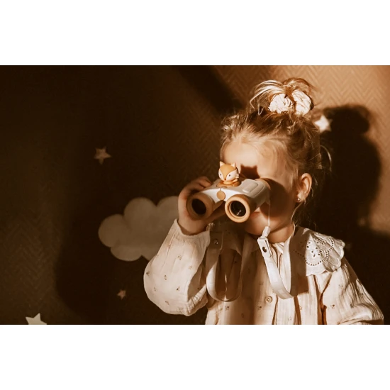 Kinderfernglas Zoo Eyes in Fuchsform mit orangem Design und 8-facher Vergrößerung