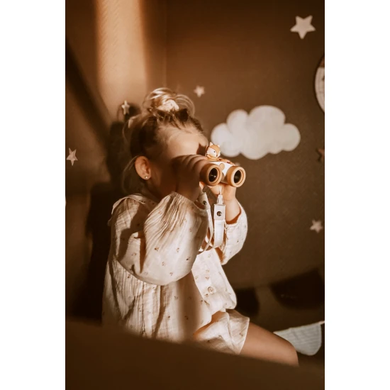 Kinderfernglas Zoo Eyes in Fuchsform mit orangem Design und 8-facher Vergrößerung