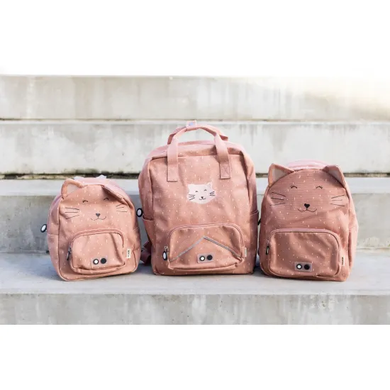 Der Rucksack ist ein idealer Begleiter für ein Kind, das Katzen liebt.