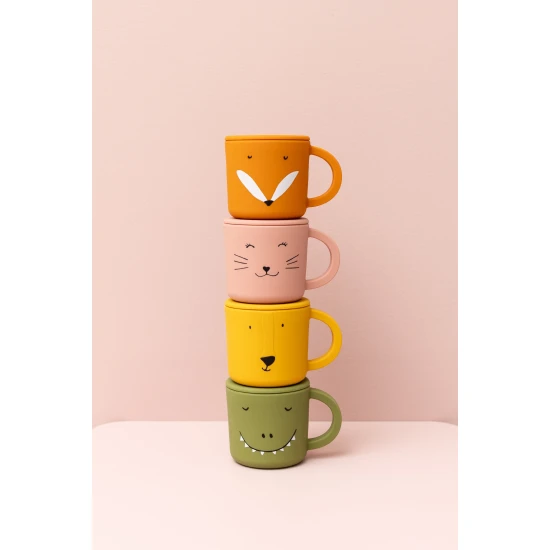 Eine süße Tasse mit einem beliebten Tiermotiv einer Katze.