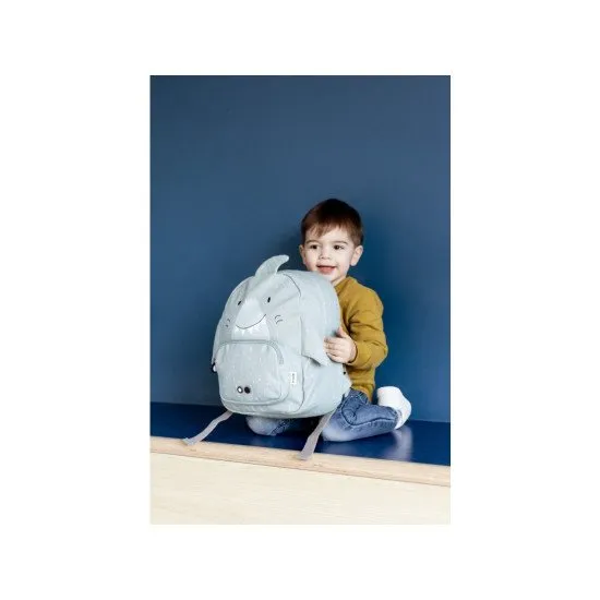 Blauer Kinderrucksack mit Hai-Motiv.