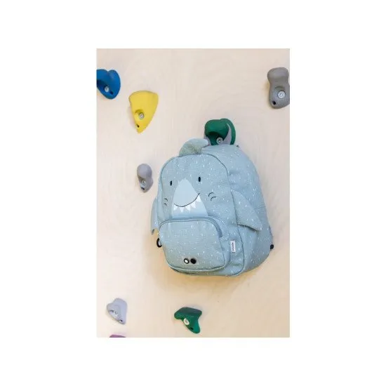 Blauer Kinderrucksack mit Hai-Motiv.