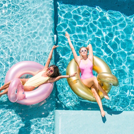 Aufblasbarer Schwimmring Goldener Schwan 95 cm Swim Essentials – großer Schwan fürs Wasser