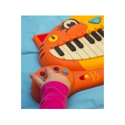Klavier mit Mikrofon Katze