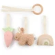 Holzring mit drei abnehmbaren Spielzeugen Hase Fine Bieco Holzring mit drei abnehmbaren Spielzeugen Hase Fine BIECO_16000306