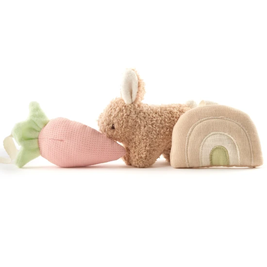 Holzring mit drei abnehmbaren Spielzeugen Hase Fine Bieco Holzring mit drei abnehmbaren Spielzeugen Hase Fine BIECO_16000306